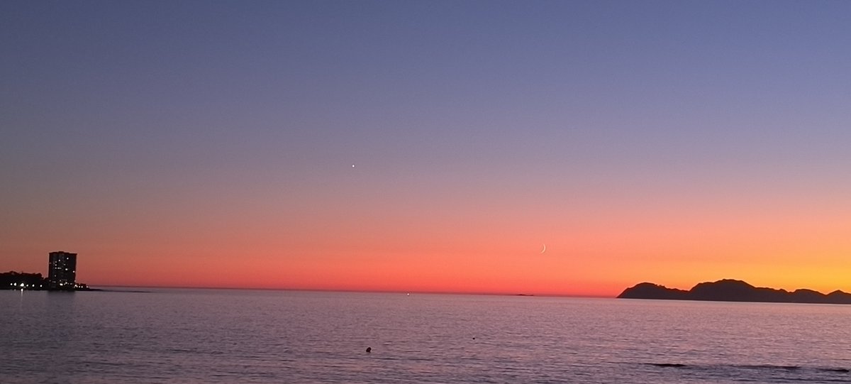 chfacal's tweet photo. @ARES1936 Donde estas?. Porque en Vigo ayer Venus estaba a la izquierda y la luna a le derecha y más baja. https://t.co/fR8DOixFbL