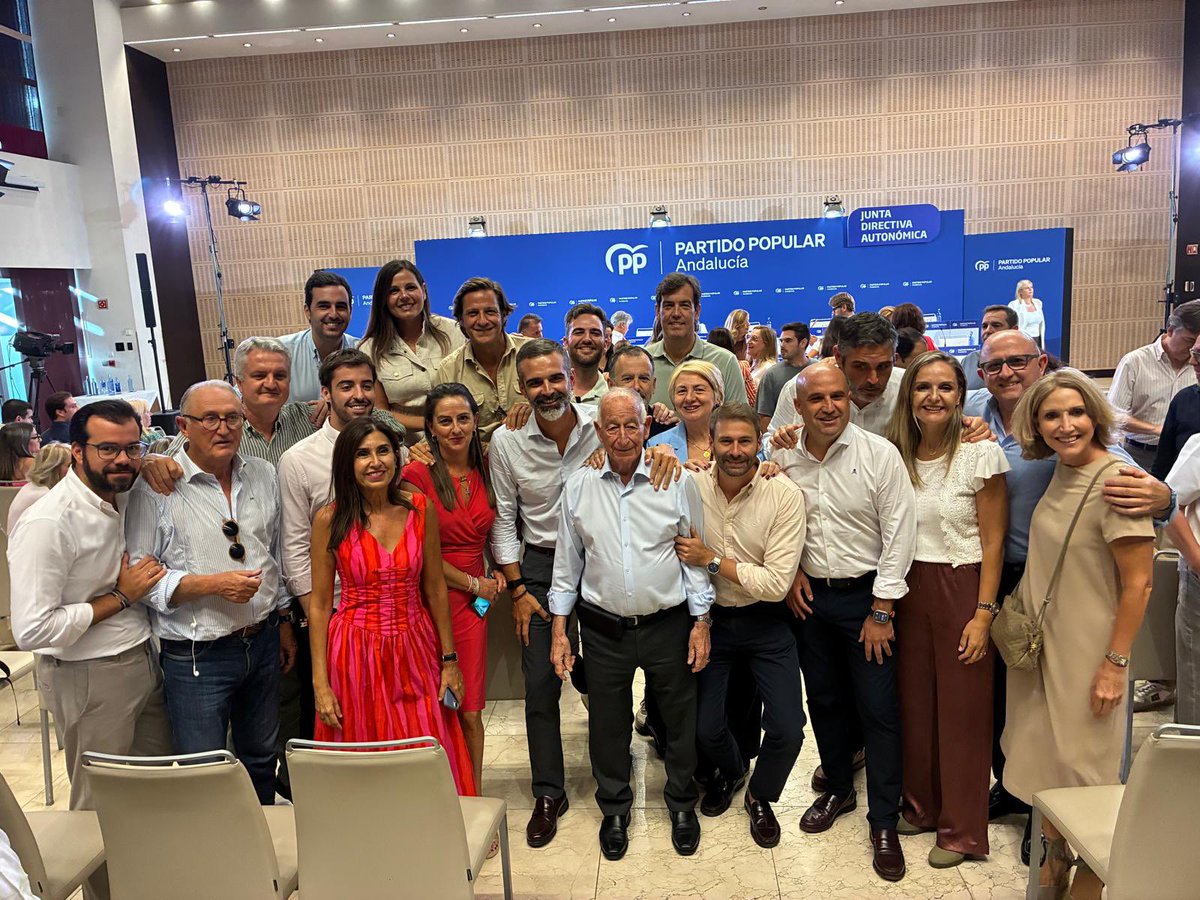 PP_Almeria's tweet photo. Hoy el #EquiPPazo de #Almería ha participado en la Junta Directiva del @PPAndalucia 🅿️🅿️
Tenemos a Juanma Moreno y a las mejores personas al frente del mejor proyecto para el futuro de nuestra tierra 👏 https://t.co/CJ7lqehp9f
