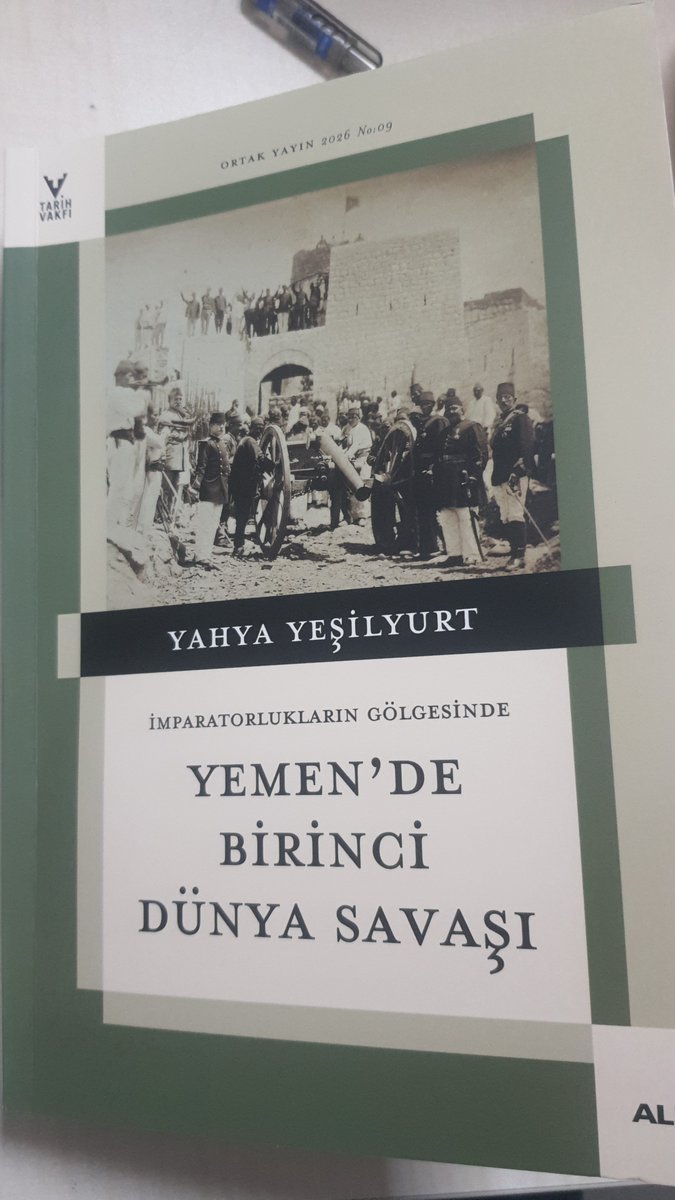 gelibolu2015's tweet photo. Sanırım Yemen dendiğinde adını en sık duyacağımız figür Zeydi İmam Yahya olmalı. Babasından devraldığı Osmanlılara karşı mücadelesi BabıAli'nin başını bir hayli ağrıtmış görünüyor. Yahya Yeşilyurt kitabında 2. Abdülhamid döneminde Yemen'in Türk toplumu için adeta "Frankenstein'ın kabusu" gibi olduğunu belirtirken II. Meşrutiyet ile birlikte İttihatçıların başa gelmesiyle İmam Yahya'nın tavrının da değiştiğinin altını çiziyor. 

"Yemen isyanları Anadolu ve Balkanlar'ın gençlerini yok ettiği gibi Osmanlı'nın buralarda çöküşünün habercisi de olmuşlardı. 1908 devrimiyle İttihatçılar, II. Abdülhamid'in saltanatının ardından, devletin İmam Yahya isyanına karşı sürdürdüğü askeri harekâtın yarattığı fırtınalı havayı da miras almışlardı. Ancak Osmanlı Devletindeki bu yeni dönem Yemen'in de makus talihi değiştirmeye başlamıştı. II. Meşrutiyetin ilanıyla umulanın aksine İmam Yahya tutumunu değiştirmiş, bu tutum onu 1911'de Daan'da Türk heyetiyle uzlaşıya vardırmıştı. İttihatçıların meşhur padişahı Mehmed Reşad ise İmam Yahya'nın samimi güvene karşı gösterdiği ilgisinden ötürü hassaten memnun olmuş; böylece müstebit ağabeyi II. Abdülhamid'in halledemediği "gailelerden" birinin daha ortadan kalktığını duyurmaktan pek ziyade memnun olmuştu." (S.170) 
#1DSnotları