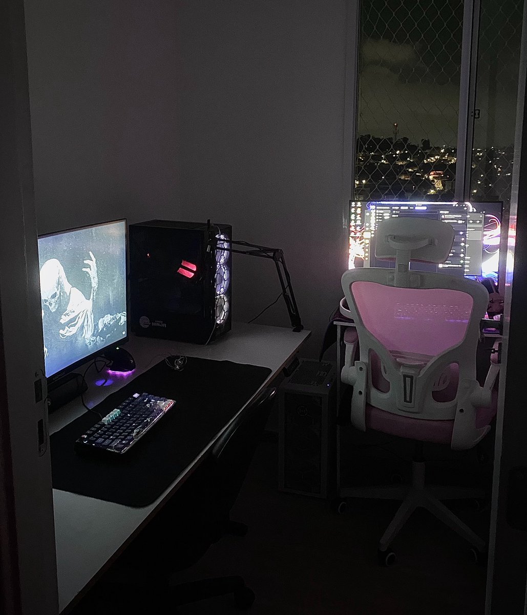 i0xxf's tweet photo. ai vc mora com seu namorado e ta (quase) realizando o sonho de ter um quartinho com o pc dos dois https://t.co/2PhoDYkbPc