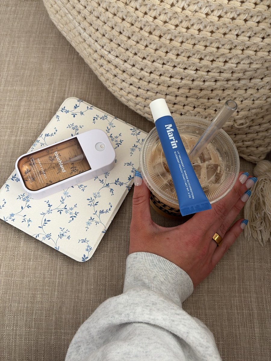 EllaRochester's tweet photo. I never knew blue would heal me more than beige. Nails from @heyhae
Kinnie case from @joylifecase
Lippie from @marinskincare https://t.co/PFCKOGmSPD