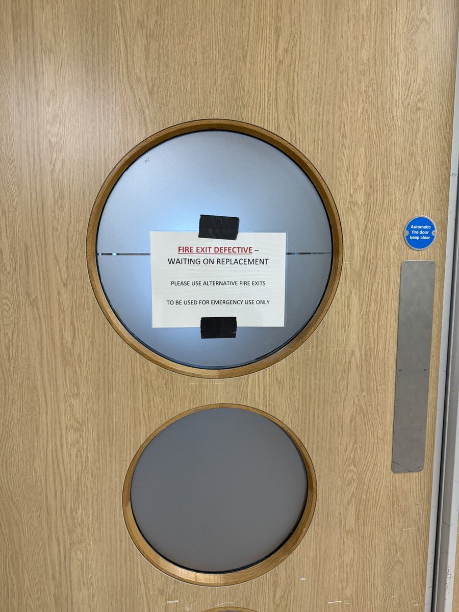 JW0372's tweet photo. Photos: 

(1) The entrance to the Royal Hospital for Children from the QEUH main atrium, note temp walls, no fire doors. 

(2) Defective fire door within the Royal Hospital for Children building. https://t.co/0hK4SsmRBB