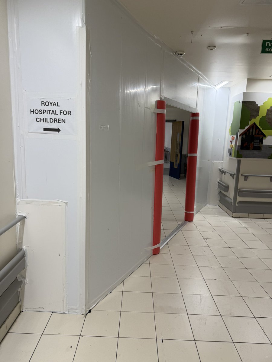JW0372's tweet photo. Photos: 

(1) The entrance to the Royal Hospital for Children from the QEUH main atrium, note temp walls, no fire doors. 

(2) Defective fire door within the Royal Hospital for Children building. https://t.co/0hK4SsmRBB