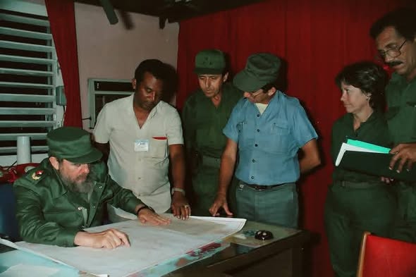justiciapinar's tweet photo. No hubo fenómeno atmosférico que a #Fidel le fuera indiferente. Cuando algún ciclón se empeñó en azotarnos, él supo acompañarnos con su presencia y guía permanente. #FidelPorSiempre @KatiuskaGandul @Minjus_Cuba @guajiradepinar @YamileRamosCord https://t.co/SSEJ28lLHS