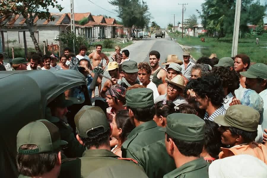 justiciapinar's tweet photo. No hubo fenómeno atmosférico que a #Fidel le fuera indiferente. Cuando algún ciclón se empeñó en azotarnos, él supo acompañarnos con su presencia y guía permanente. #FidelPorSiempre @KatiuskaGandul @Minjus_Cuba @guajiradepinar @YamileRamosCord https://t.co/SSEJ28lLHS