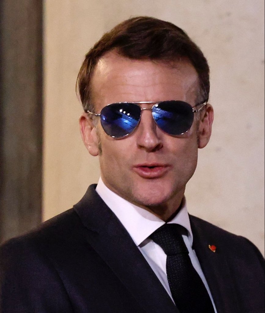 TribunePop23's tweet photo. 📱👁���🇫🇷FLASH INFO - Interdiction des réseaux sociaux aux moins de 15 ans : pour filtrer les enfants, il faudra ficher les adultes !

La nouvelle version du texte gouvernemental, notifiée à la Commission européenne, ne se contente plus de proclamer un principe : elle liste les plateformes et les fonctionnalités à neutraliser. 

Lecture faite, on y trouve à peu près tout ce qui constitue le web social contemporain (lecture automatique des vidéos, défilement infini, directs, interactions avec des comptes non acceptés, suggestions de nouveaux comptes, géolocalisation, notifications calibrées pour l’accroche, récompenses virtuelles, filtres de visage, monnaies échangeables contre de l’argent réel.)

Autre évolution importante : une dérogation serait prévue pour les 13-15 ans disposant d’une autorisation parentale..

Il y a un mois à peine, le Conseil constitutionnel a retoqué le dispositif. Par sa décision n° 2026-911 DC du 14 ao��t 2026, il a censuré l’article 1er de la loi qui prévoyait d’interdire l’accès des mineurs de moins de 15 ans aux réseaux sociaux, jugeant que le texte portait une atteinte disproportionnée à la liberté d’expression et de communication et n’avait pas prévu les garanties légales propres à assurer le droit au respect de la vie privée…

Pas la peine de garder le conseil constitutionnel si c’est pour faire ça.. Sympa la démocratie version Macron ?