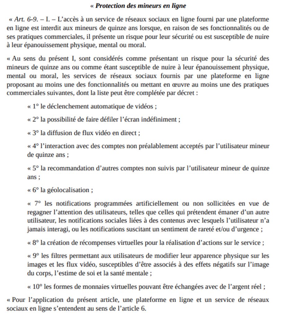TribunePop23's tweet photo. 📱👁���🇫🇷FLASH INFO - Interdiction des réseaux sociaux aux moins de 15 ans : pour filtrer les enfants, il faudra ficher les adultes !

La nouvelle version du texte gouvernemental, notifiée à la Commission européenne, ne se contente plus de proclamer un principe : elle liste les plateformes et les fonctionnalités à neutraliser. 

Lecture faite, on y trouve à peu près tout ce qui constitue le web social contemporain (lecture automatique des vidéos, défilement infini, directs, interactions avec des comptes non acceptés, suggestions de nouveaux comptes, géolocalisation, notifications calibrées pour l’accroche, récompenses virtuelles, filtres de visage, monnaies échangeables contre de l’argent réel.)

Autre évolution importante : une dérogation serait prévue pour les 13-15 ans disposant d’une autorisation parentale..

Il y a un mois à peine, le Conseil constitutionnel a retoqué le dispositif. Par sa décision n° 2026-911 DC du 14 ao��t 2026, il a censuré l’article 1er de la loi qui prévoyait d’interdire l’accès des mineurs de moins de 15 ans aux réseaux sociaux, jugeant que le texte portait une atteinte disproportionnée à la liberté d’expression et de communication et n’avait pas prévu les garanties légales propres à assurer le droit au respect de la vie privée…

Pas la peine de garder le conseil constitutionnel si c’est pour faire ça.. Sympa la démocratie version Macron ?