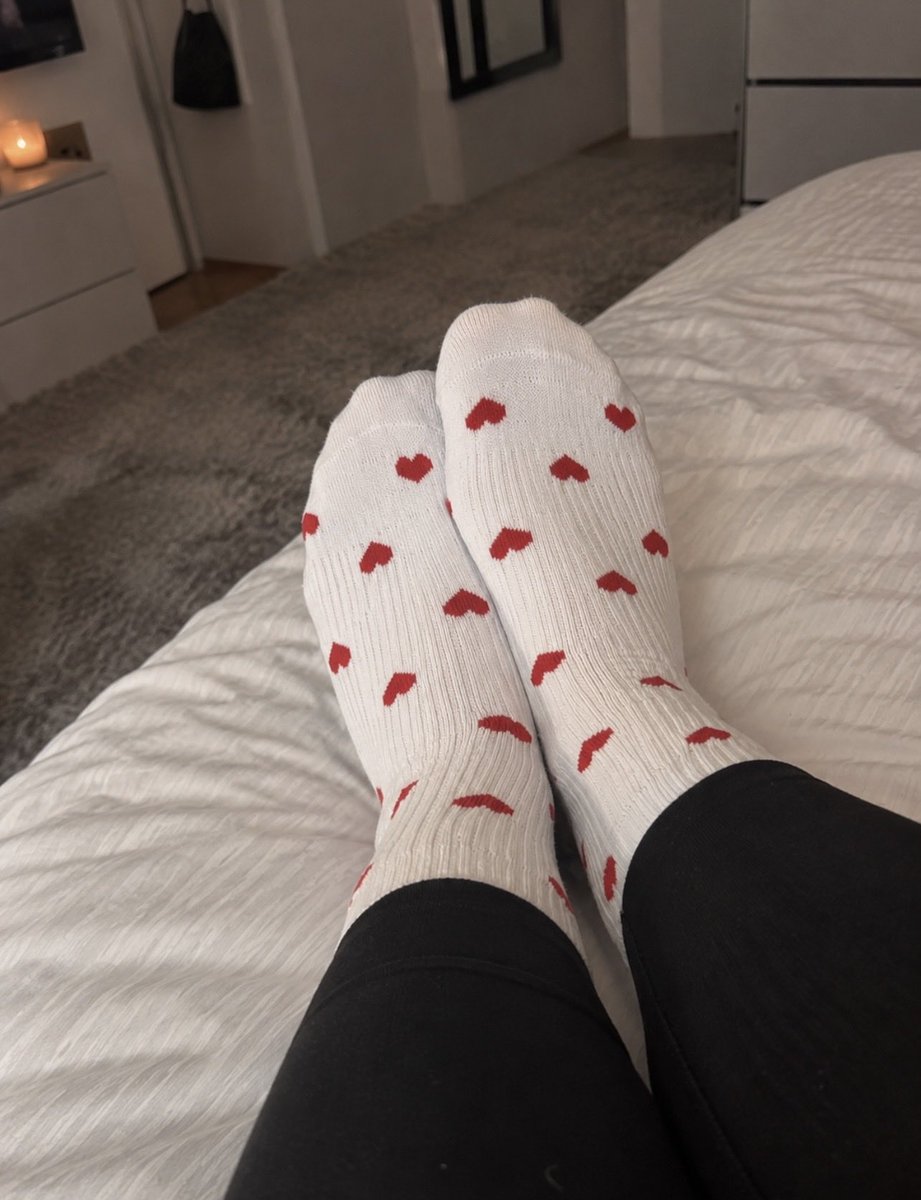 PrincessSara026's tweet photo. Süße Socken, oder? 🧦👑
Aber ein guter Zahlsklave weiß, was jetzt zu tun ist. 💸
Erst Tribut, dann bekommst du meine Aufmerksamkeit.

#Findom #FinanzielleDominanz #Zahlsklave #Geldsklave #Fußfetisch #Fußbilder #DeutscheFindom #GermanFindom #WalletSlave #paypig https://t.co/xR70SJFenn