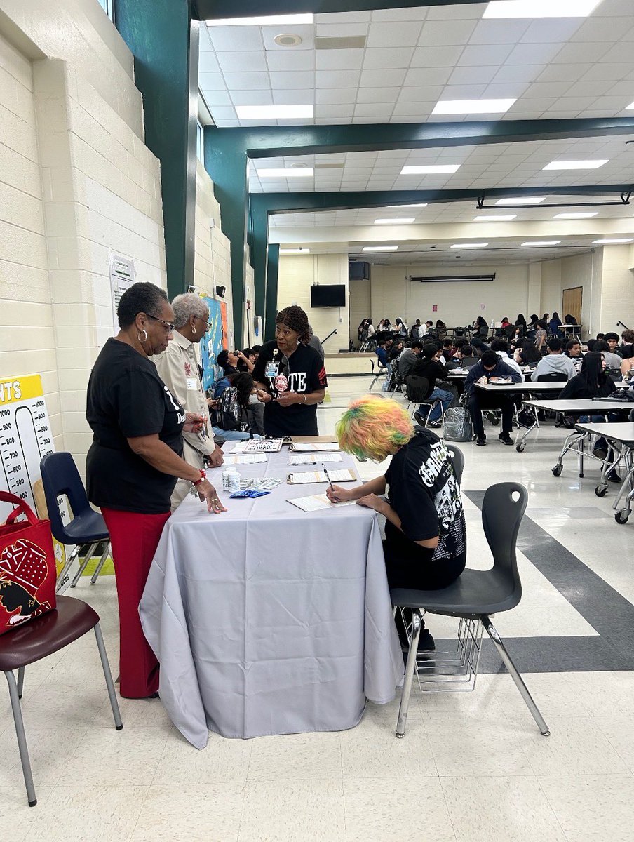 DrTonieceWalker's tweet photo. Friday was another great day for voter registration! 🗳️ Cross Keys High School students had the opportunity to register to vote and get #VoteReady! Proud to continue supporting civic engagement across our high schools! 🇺🇸 #VoterRegistration #CrossKeysHS https://t.co/ao2h4mlaaa