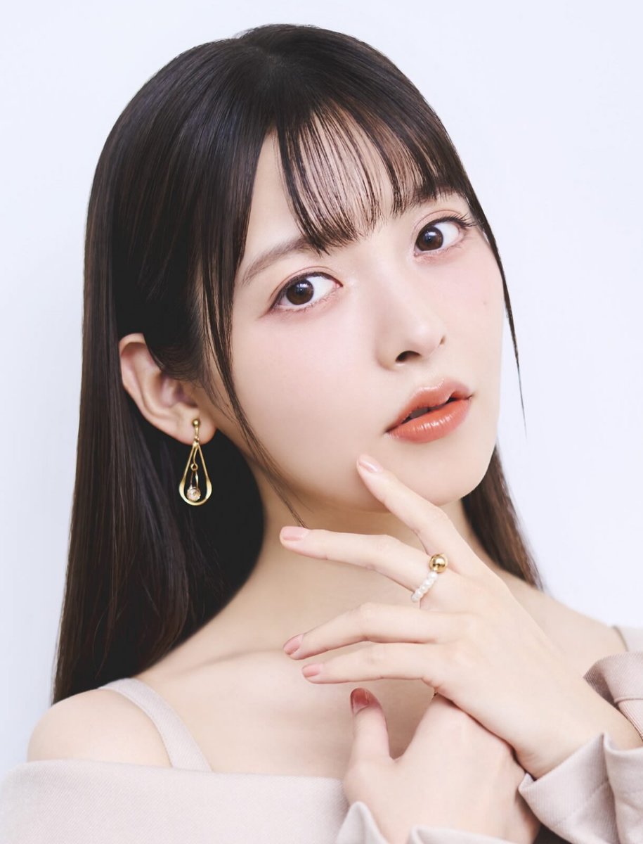 animetrends's tweet photo. AMENAZAN A LA SEIYUU SUMIRE UESAKA

La agencia de la actriz de voz Sumire Uesaka tuvo que acudir de emergencia a la policía tras recibir una ráfaga de correos electrónicos amenazando directamente la integridad física de la artista.

Lejos de intentar manejar el problema por debajo del radar, la directiva de Voice Kit pisó el acelerador y se fue directo a la policía para levantar una denuncia penal. Aunque se guardaron el contenido exacto de los mensajes para no entorpecer la investigación, dejaron clarísimo que van a soltar todo su arsenal legal para blindar a la seiyuu encargada de darle vida a Nagatoro y Alya.

Este tipo de fanatismo tóxico ya tiene historia con ella. En el verano de 2017, la policía de Tokio tuvo que rastrear y arrestar a un estudiante de un colegio técnico que publicó amenazas de muerte en los foros de 2channel, forzando a su antigua agencia a reforzar la seguridad durante sus eventos en vivo.

El acoso extremo volvió a traspasar la pantalla, obligando a priorizar la seguridad física por encima de cualquier agenda de trabajo.