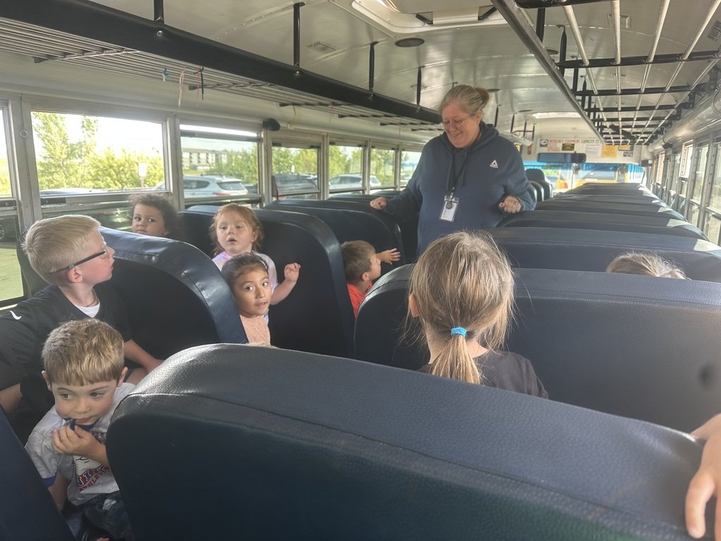SQThomasElem's tweet photo. Thomas students had a bus evacuation drill today.  The bus drivers explained to students about bus safety and helped guide us off from the side or back of the bus. https://t.co/AIfQvz4W26