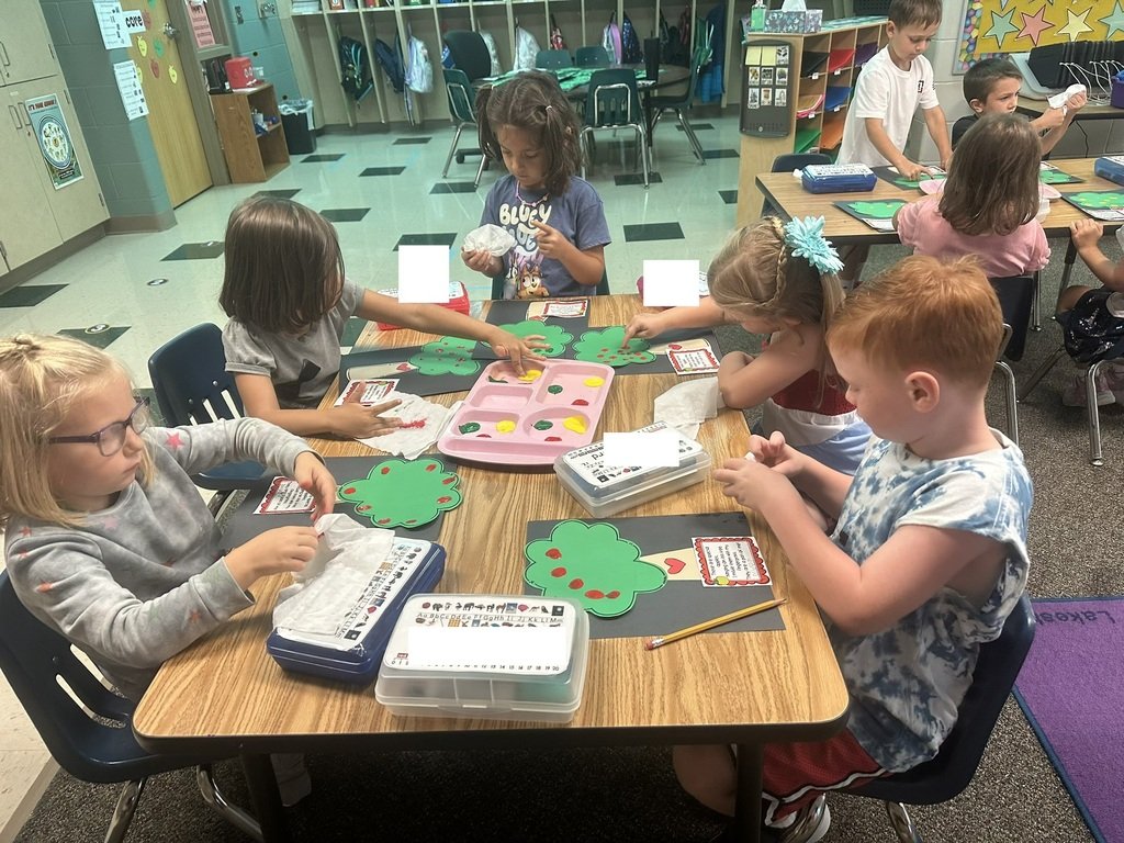 SQThomasElem's tweet photo. 🍏 🍎 Kindergarten apple rotations 🍎 🍏 
Our kindergarten students had so much fun learning about apples.  They explored the parts of an apple, the apple life cycle, and did an apple craft! https://t.co/zNLqXzdILb