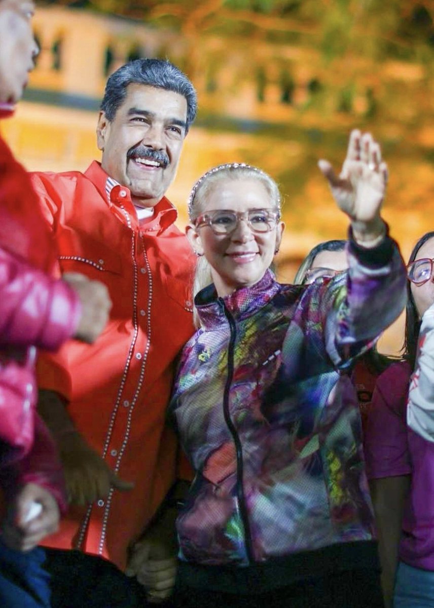 PitPad3's tweet photo. Mi Presidente y la Primera Dama VOLVERÁN a su Patria...y Uds NO!! https://t.co/REBxZJnnr7