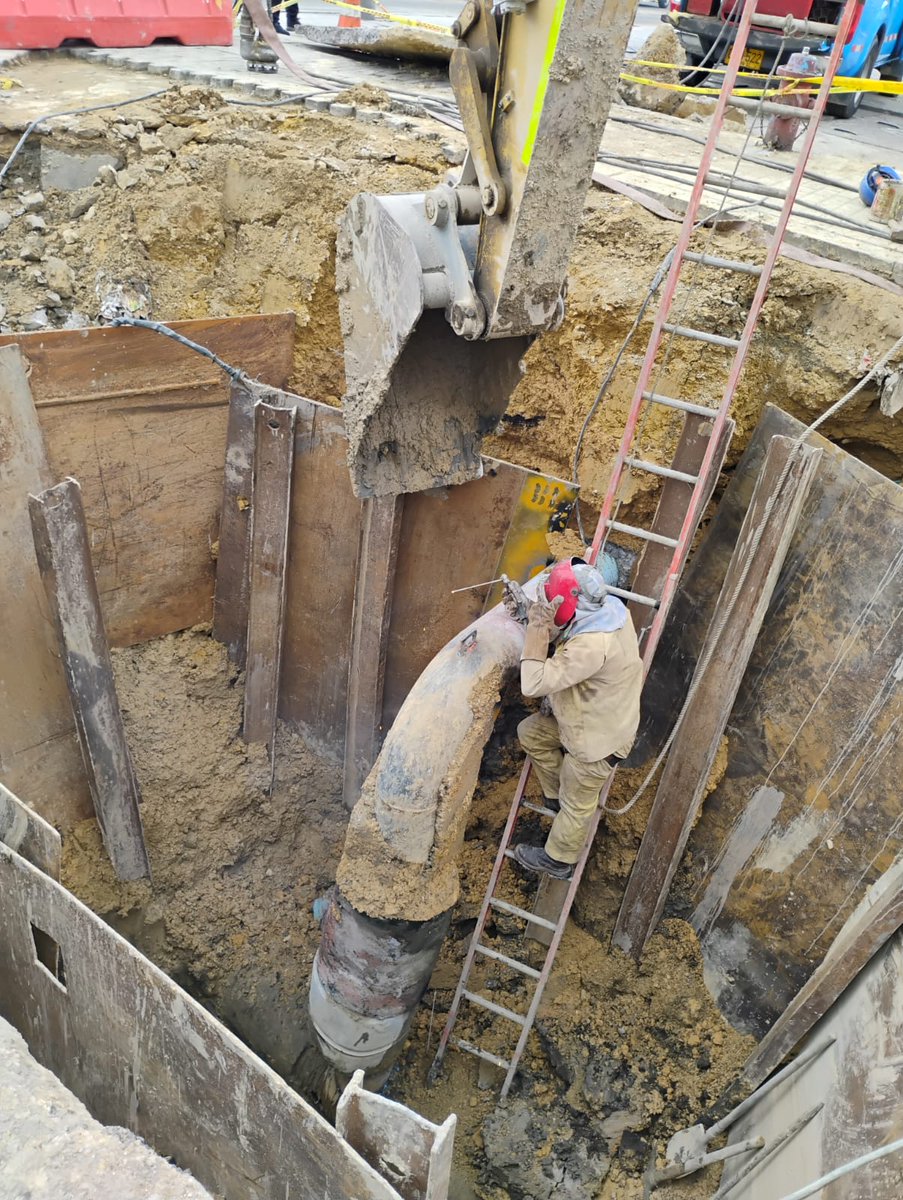 AcueductoBogota's tweet photo. @24d610aa142c431 Hola buenas tardes. Nuestro equipo operativo sigue en terreno desarrollando las labores de reparación para restablecer el suministro de agua lo antes posible. 

Agradecemos tu comprensión https://t.co/nC5icn0inC