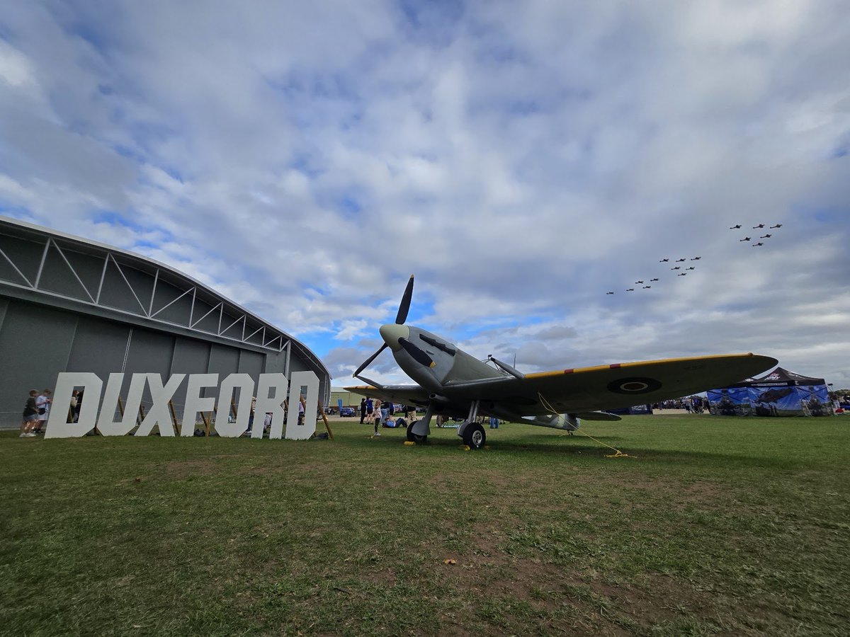 AdamJKendall's tweet photo. Incredible Battle of Britain air show weekend @IWMDuxford, celebrating the 90th birthday of the Spitfire. Some great flying, loads to see on the ground and happy people - a great event! Do it all again in three weeks at the Flying Finale. https://t.co/waEZeqGWVt