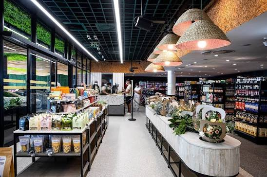 ta_kweila's tweet photo. I’ve just finished an assignment trying to marry two things we often study separately: organisational innovation management and strategic branding.

And I keep coming back to one South African example.

My musings?

Pantry by Marble is coming for Woolies Food.

Thread

1/🧵 https://t.co/IopH10H43B