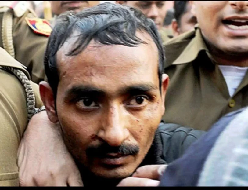 ImtiazMadmood's tweet photo. This was Akku Yadav, an alleged gangster in Nagpur, accused of raping around 40 women. In 2004, around 200 women stormed a courtroom, reportedly stabbing him 70+ times and forcing chili powder into his throat.He allegedly bribed police to escape,until his victims took matters into their own hands.
 
The chilli powder was a nice touch. For context, Nagpur food is famous for being some of the spiciest in the country. So you best believe that chilli powder was borderline chemical warfare.

It was so hot that chopping off his dick was just mentioned as an aside.

Akku died 15 minutes later. Dickless and bloodless.

"Hundreds of women marched to the courthouse carrying vegetable knives and chili powder, walked into the courtroom and took seats near the front. 

Akku walked in and was confident and unrepentant. At about 2:30 to 3:00 PM, when Akku appeared, he saw a woman he had raped. Akku mocked her, called her a prostitute and said he would rape her again. 

The police laughed. The woman started hitting him on the head with her footwear. She told Akku either she would kill him or he would have to kill her saying, "We can't both live on this Earth together. It's you or me."

Akku was then lynched by the mob of 200-400 women who showed up. He was stabbed at least 70 times, and chili powder and stones were thrown in his face. 

The chili powder was also thrown into the faces of police officers who guarded him. The police officers, overwhelmed and terrified, fled immediately. One of his alleged victims also hacked off his penis. 

The lynching occurred in Nagpur District Court No. 7 on the marble floor of the courtroom. As he was being lynched, Akku was horrified and shouted: "Forgive me! I won't do it again!". 

The women passed their knives around and kept stabbing him; each woman agreed to stab Akku at least once. His blood was on the floors and walls of the courtroom. Akku died 15 minutes later; he was 32 years old. The mob continued attacking his corpse post-mortem.

All the women returned to to tell their husbands and fathers they had killed Akku. They celebrated, and families put on music and danced in the streets. They bought food and handed out fruit to their friends. Five women were arrested immediately but released following demonstrations in the city. Every woman living in the locality claimed responsibility for the lynching.