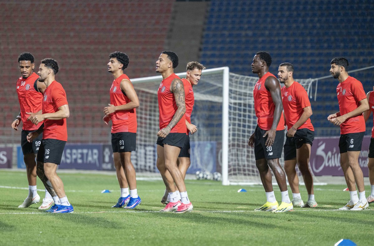 aljazirafc's tweet photo. اللمسات الأخيرة قبل انطلاق المشوار القاري ⚽️🔥
صور من الحصة التدريبية الأخيرة لـ #فخر_أبوظبي استعداداً لمواجهة غول غوهار الإيراني غداً ضمن دوري أبطال آسيا 2 🦅🇦🇪

#الجزيرة #فخر_أبوظبي #دوري_أبطال_آسيا2 #AlJaziraFC #PrideOfAbuDhabi #ACL2 https://t.co/sgVfo8hZrw