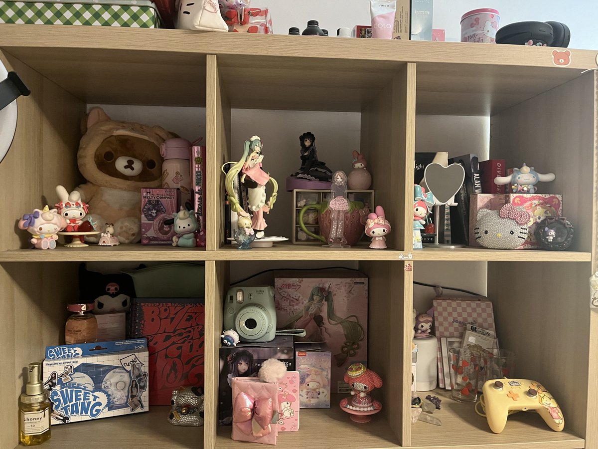 galrotic's tweet photo. yaaaayy haul today + how my shelf looks https://t.co/9CthB82MiB