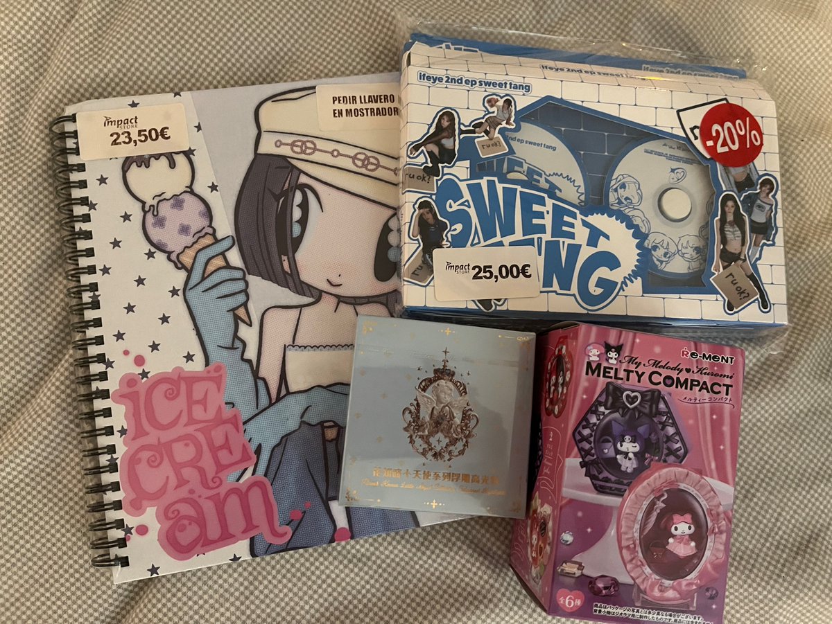 galrotic's tweet photo. yaaaayy haul today + how my shelf looks https://t.co/9CthB82MiB