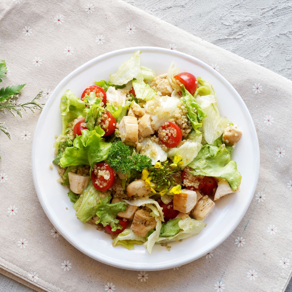 Alaa12681897's tweet photo. Satisfying, high-protein low-cal lunch: grilled chicken salad with cherry tomatoes u0026 quinoa. Easy to prep, perfect for #fitlife goals! https://t.co/N9U5AZVwxB