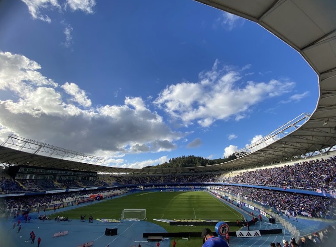 Felipemarvic's tweet photo. Que risa los colocolinos cuando nos dicen que hemos jugado en puro potreros cuando literal el Ester roa parece el bernabeu en comparación a su pajarera qla que anda por ahí con colina 1 toda enrejada, ni bancas teni en el sector visita en pleno siglo XXI https://t.co/CoocCovAN2