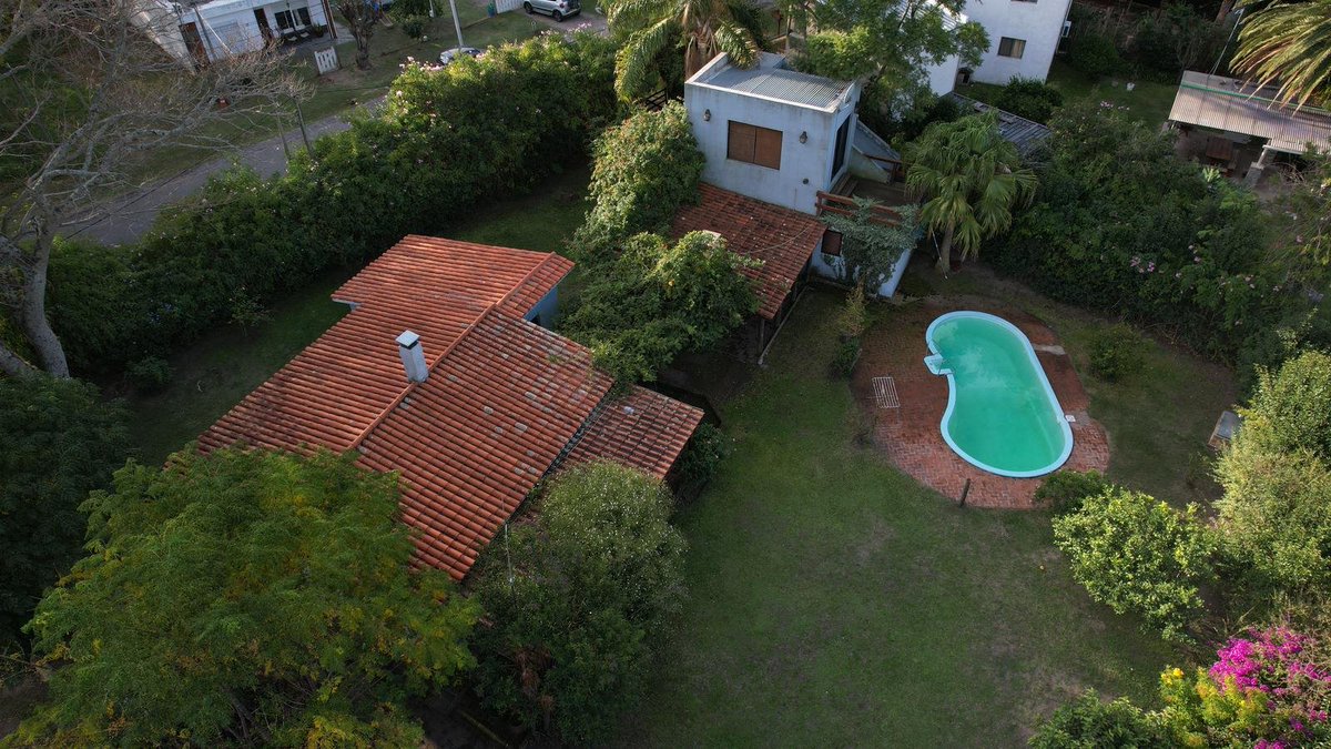 kasafinderio's tweet photo. Wait… you get TWO houses?

This Colonia property includes two homes, a large garden and a private pool.

What would you do with the second house: guests, rental, or workspace? https://t.co/UNDhV4WPIH
