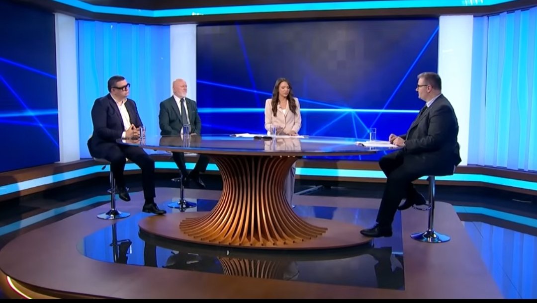 radomir_martin's tweet photo. ja vas molim da nađete razliku između ove dve slike 

slika levo je sa RTS-a, iz juna 2026, kada su kod nikoline rakić gostovali miodrag marković tužilac vjt, advokat dragoljub ljubičanović i profesor fpn milan petričković i objašnjavali da narod razume o zvučnom topu 

za razliku od toga, slika desno je sa RTS-a, od 14. septembra 2026, kada su kod nikoline rakić gostovali miodrag marković tužilac vjt, advokat dragoljub ljubičanović i profesor fpn milan petričković i objašnjavali da narod razume o zvučnom topu