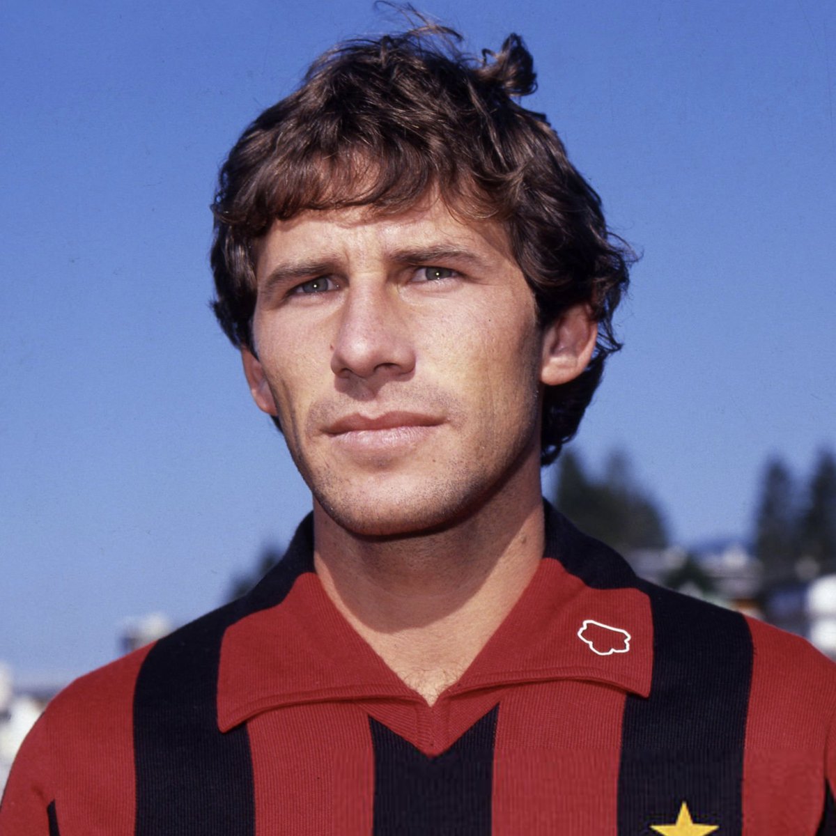 ActuFoot_'s tweet photo. 🚨 GIAN PIERO GASPERINI 🇮🇹 VOIT DU BARESI DANS LEONARDO BALERDI 🇦🇷👇 :

« À qui il me fait penser ? C’est un défenseur fort, très fort, moderne, puissant physiquement et rapide. Maintenant, je ne peux pas me permettre de citer certains noms…

LA RÉFÉRENCE ABSOLUE AU POSTE DE DÉFENSEUR CENTRAL, C’ÉTAIT ÉVIDEMMENT BARESI 🇮🇹. 

Sans vouloir le comparer à lui, dans sa manière d’interpréter le poste, son agressivité, sa vitesse dans les retours défensifs et sa participation au jeu, BARESI ÉTAIT LE NUMÉRO UN ABSOLU ET PERSONNE NE PEUT LE TOUCHER. 

Mais en termes de caractéristiques, Balerdi est un défenseur qui possède CE TYPE DE QUALITÉS. »

🎙️ DAZN