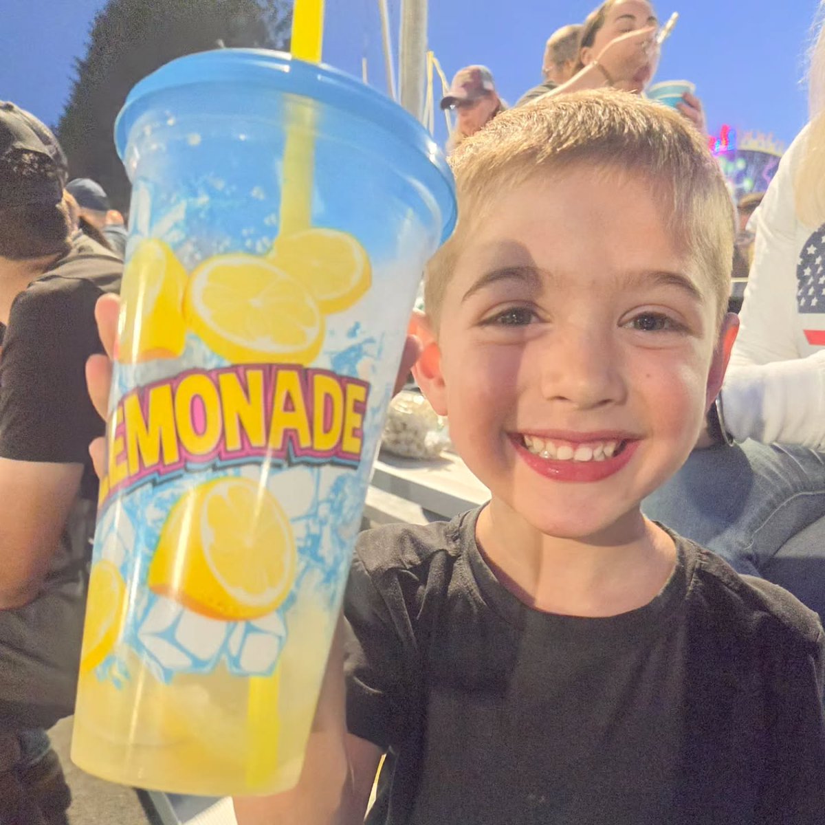 petaoneves's tweet photo. Day 198: Westport Fair. https://t.co/aIKeQy8fzu