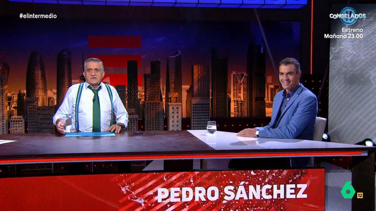 RaulGallart80's tweet photo. Titula la foto: 
Vomitivo baño y masaje en La Sexta al TRAIDOR de Pedro Sánchez. https://t.co/A2S3Aps4yq