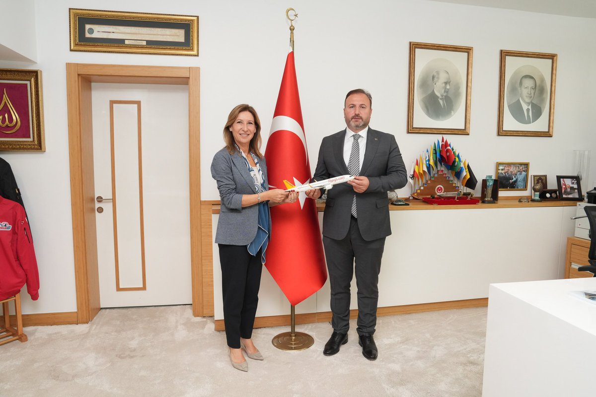 HavaSosyalMedya's tweet photo. DHMİ Genel Müdürü Çakmak, Pegasus Genel Müdürü Güliz Öztürk’ü Ağırladı

Devlet Hava Meydanları İşletmesi (DHMİ) Genel Müdürü Fatih Çakmak, Pegasus Hava Yolları Genel Müdürü Güliz Öztürk’ü ağırladı. Çakmak, görüşmeye ilişkin detayları sosyal medya hesabından paylaştı.

Görüşmede havacılık sektörünün güncel gündemi ile Pegasus’un uçuş ağını genişletmeye, filosunu güçlendirmeye ve yolcu deneyimini geliştirmeye yönelik çalışmaları ele alındı. Ayrıca şirketin gelecek dönem hedefleri ile Türkiye’nin küresel hava ulaşımındaki bağlantı gücünü artırmaya ve havacılık sektörünün gelişimine yönelik stratejik adımlar üzerine değerlendirmelerde bulunuldu.