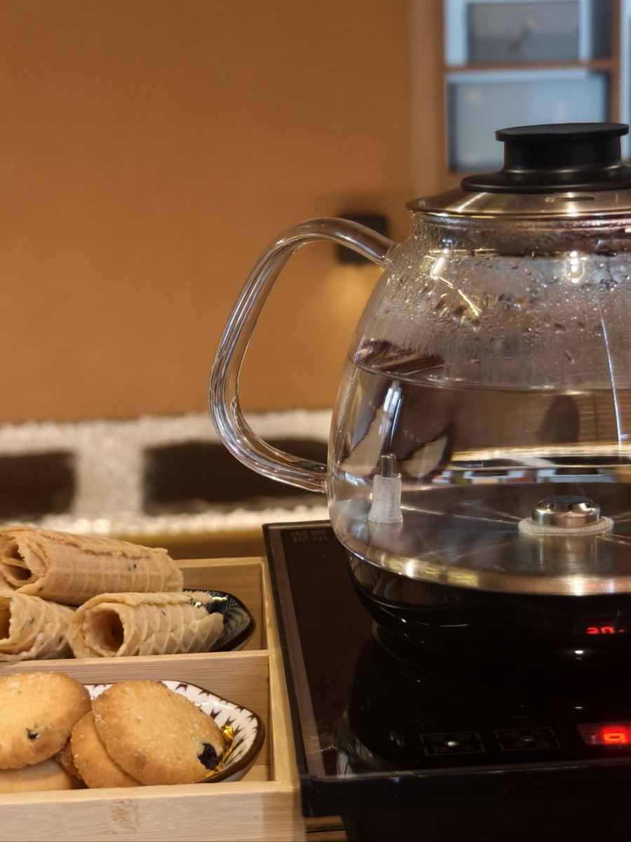 MelidaKioujqy's tweet photo. Just spent 10 mins wiping kitchen counters—now I can finally set a mug of hot tea here. Small clean win = big mood lift https://t.co/y36zHZ5G4o