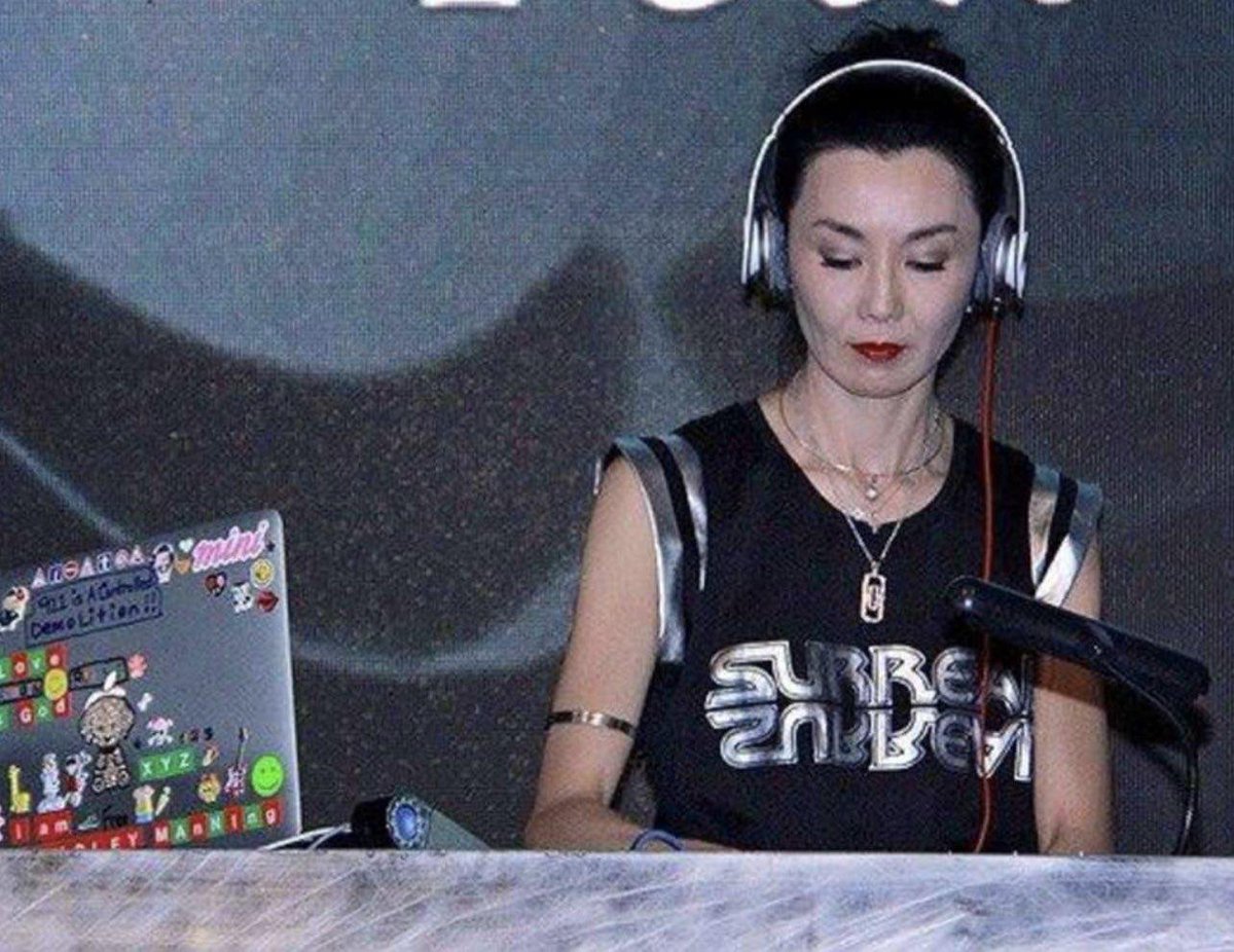 AMoonWriter's tweet photo. I suddenly remembered this picture of Maggie Cheung DJing in 2014 with "911 is a controlled demolition!!" written on her laptop. https://t.co/oGYDwiJuZQ