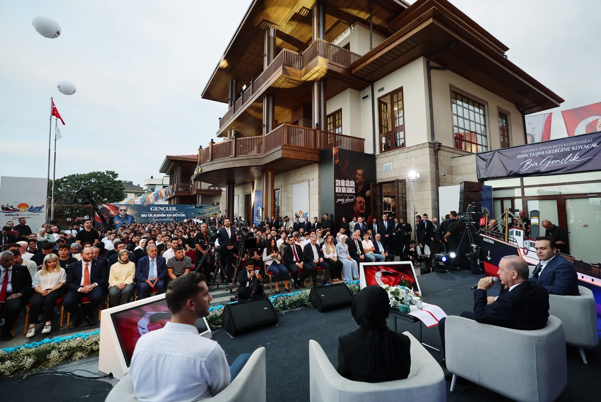 Akparti's tweet photo. "Coğrafyamızın savaşlarla, çatışmalarla boğuştuğu zorlu dönemde, milletimizi bu tehlikelerden uzak tuttuk. Ülkemize tarihi başarılar, zaferler kazandırdık."

Genel Başkanımız ve Cumhurbaşkanımız Sayın Recep Tayyip Erdoğan, Genel Merkez Gençlik Kollarımız tarafından Samsun'da düzenlenen Gençlik Buluşmaları Programı'na katıldı.