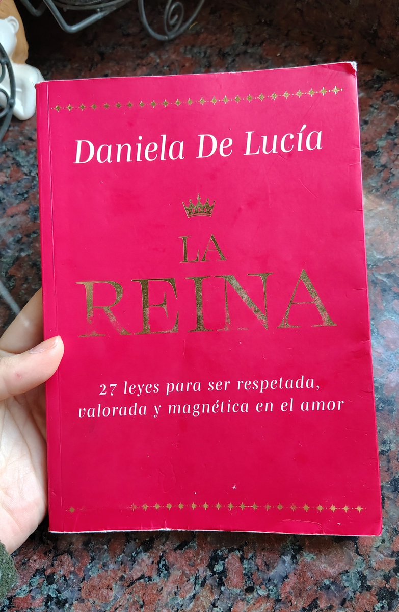 MarinaKorb's tweet photo. Una amiga me prestó este libro de COMO SER RESPETADA (entre otras cosas) y mi gato gordo dijo "respeto las pelotas reina, asiento nuevo!!" https://t.co/BeaNCjodLb