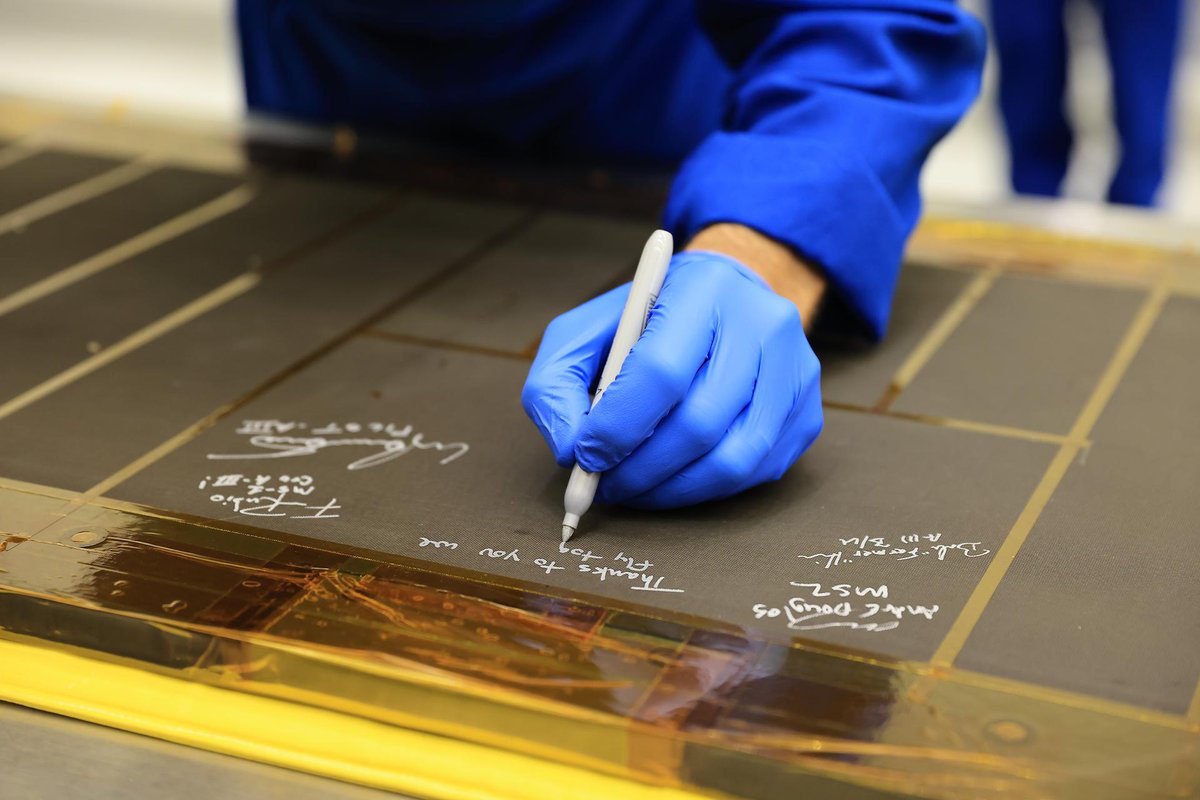 NASA_es's tweet photo. La tripulación de Artemis III ya puso su firma en la misión... literalmente. ✍️ 

Recientemente, los astronautas de la misión @NASAArtemis III firmaron una de las piezas que estará dentro de la nave espacial Orion durante su vuelo en órbita terrestre baja, cuyo lanzamiento está previsto para 2027.