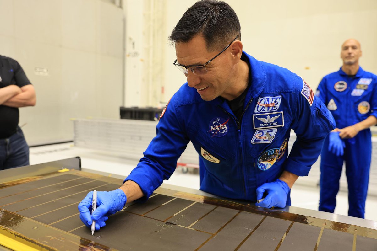 NASA_es's tweet photo. La tripulación de Artemis III ya puso su firma en la misión... literalmente. ✍️ 

Recientemente, los astronautas de la misión @NASAArtemis III firmaron una de las piezas que estará dentro de la nave espacial Orion durante su vuelo en órbita terrestre baja, cuyo lanzamiento está previsto para 2027.