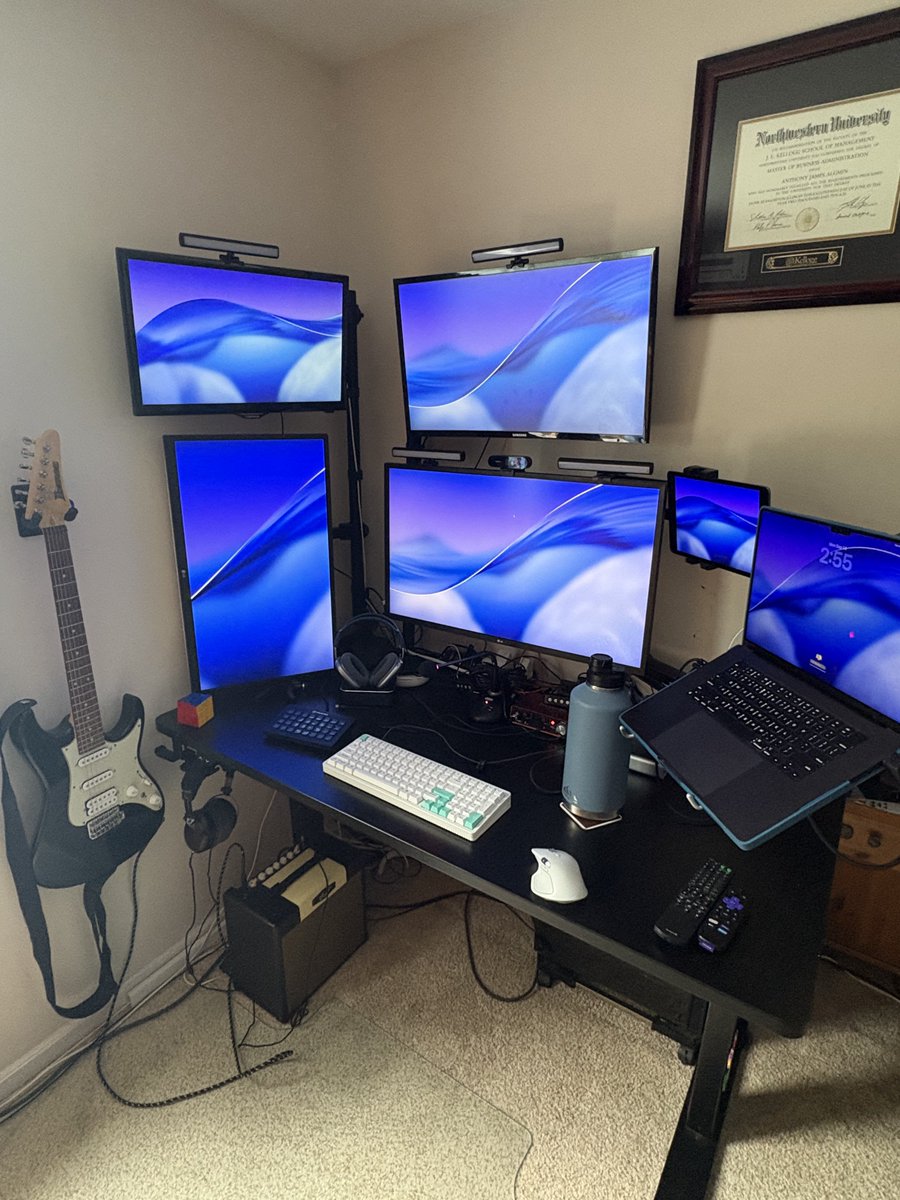 8rainbets's tweet photo. Let's see those desk setups for the fall betting season! Here's mine. https://t.co/TqSX0ulqvK
