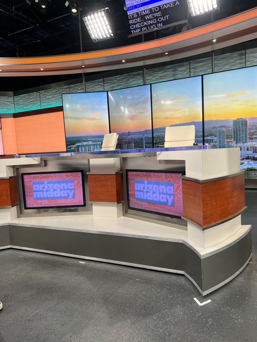 _DerrickSmith's tweet photo. Took a tour of @12News today! It was cool seeing how the newsroom operates and how it compares to our @cronkitenews studio! Here are a few pics 👀 🎥: https://t.co/nyZ0vrOVTf