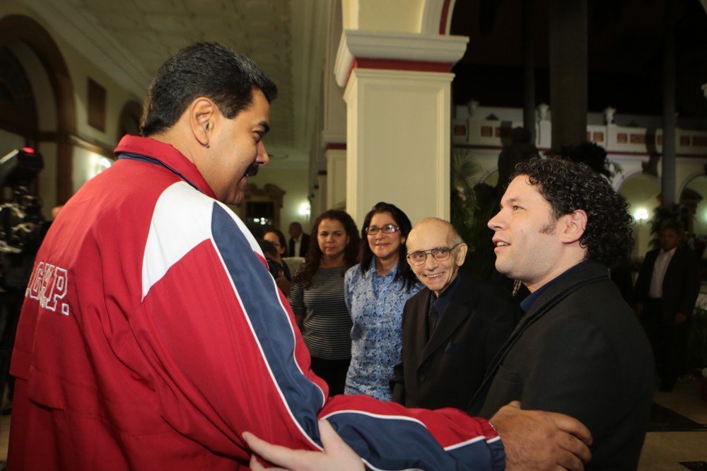 cuquirobollo_24's tweet photo. De paso les recuerdo que da colaboración de la mujer  que se quedó pasmada porque no le dieron fororo, joaquina, es con un gran chavista, Gustavo Dudamel https://t.co/AsZCHQwTcG