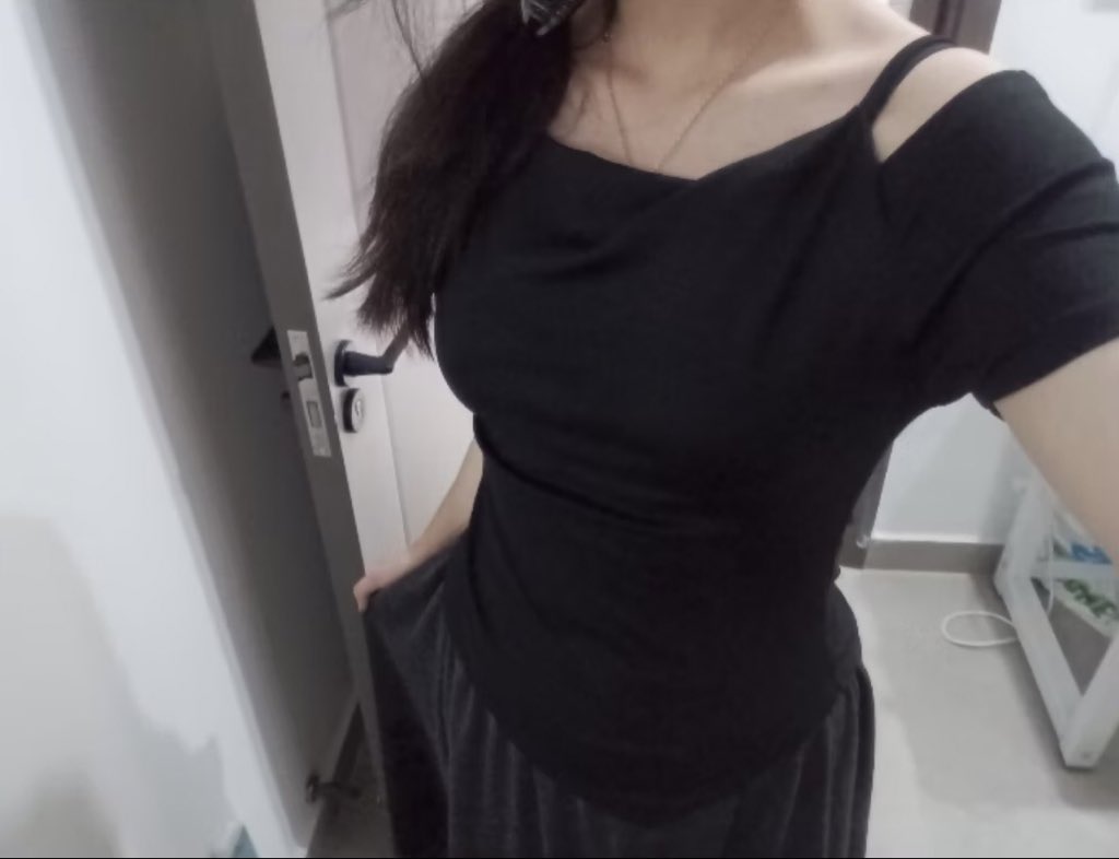cootiewookie's tweet photo. 感觉这件衣服都快穿包浆了，但是真的很好穿啊，又显身材 #hrt #穿搭 https://t.co/eTo06xl2U2