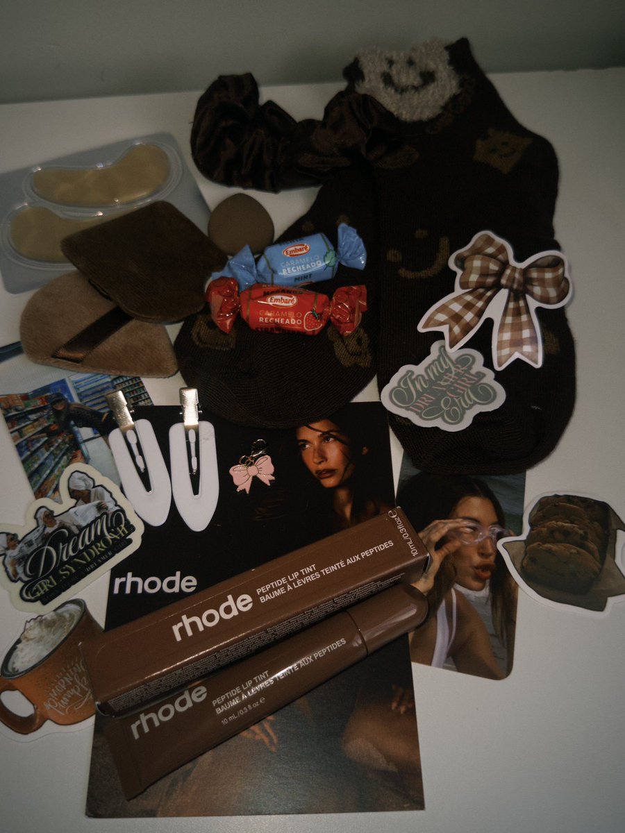 thebiebbers's tweet photo. simplesmente o unboxing da @dreamboxim nunca vi tanto capricho, vc compra um lip e ganha uma experiência com essa caixinha recheadaaaa 🤎 https://t.co/cg6s0ZGyQm