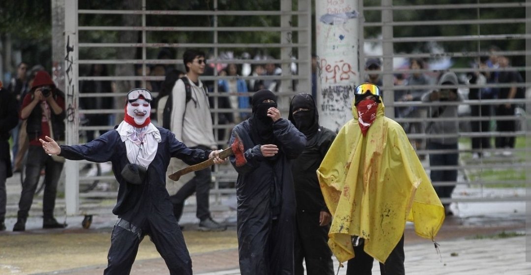 Maurici14031109's tweet photo. @IvanCepedaCast No se viola la autonomía universitaria ni de las personas que si van a estudiar,  ser profesionales, generar pensamiento critico, etc....

Lo que se quiere evitar es que estos angelitos sigan utilizando como escudo las universidades, para hacer vandalismo e instrumentalizacion. https://t.co/cNDk8VbGx9