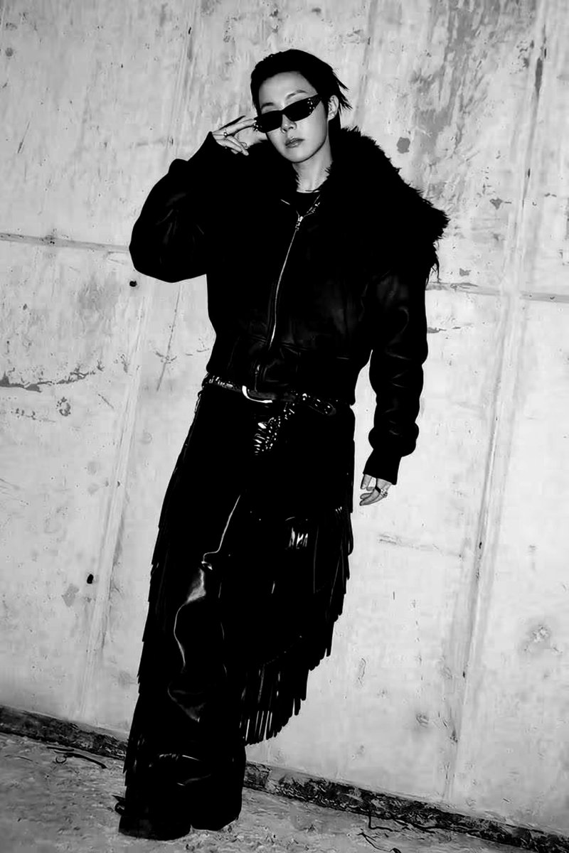 xrockwjk's tweet photo. Best dressed male in the industry 🖤 #jhope https://t.co/PIYDmTdvO1