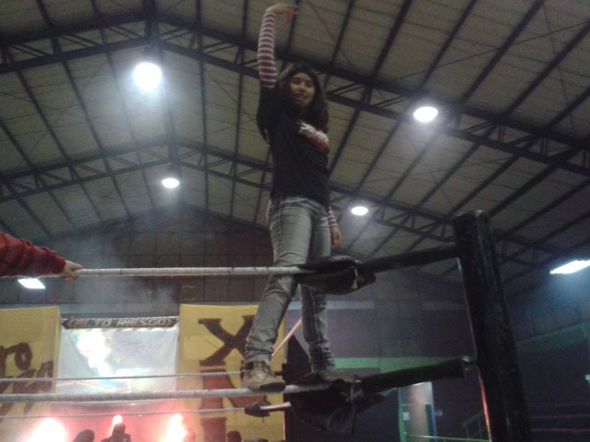 LaCatalinagar's tweet photo. Cuando creí que no podía, cuando casi me rindo, di un paso más y lo logré.

Gracias @undertaker y @JeremyBorash por creer en mí.

2018 firme, 2022 me despidieron, 2026 estoy de regreso y soy tu campeona de @luchalibreaaa https://t.co/HbaJwx4Ncm
