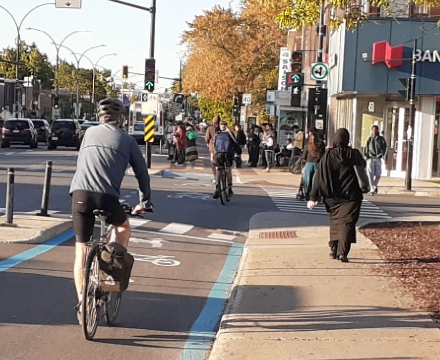 ahuncycle's tweet photo. Même si la section du centre du REV Henri-Bourassa est pas terminée, ça circule déjà ! #Montréal #REVMTL #velomtl #vélo #TransportActif https://t.co/JhvjuAlwhB
