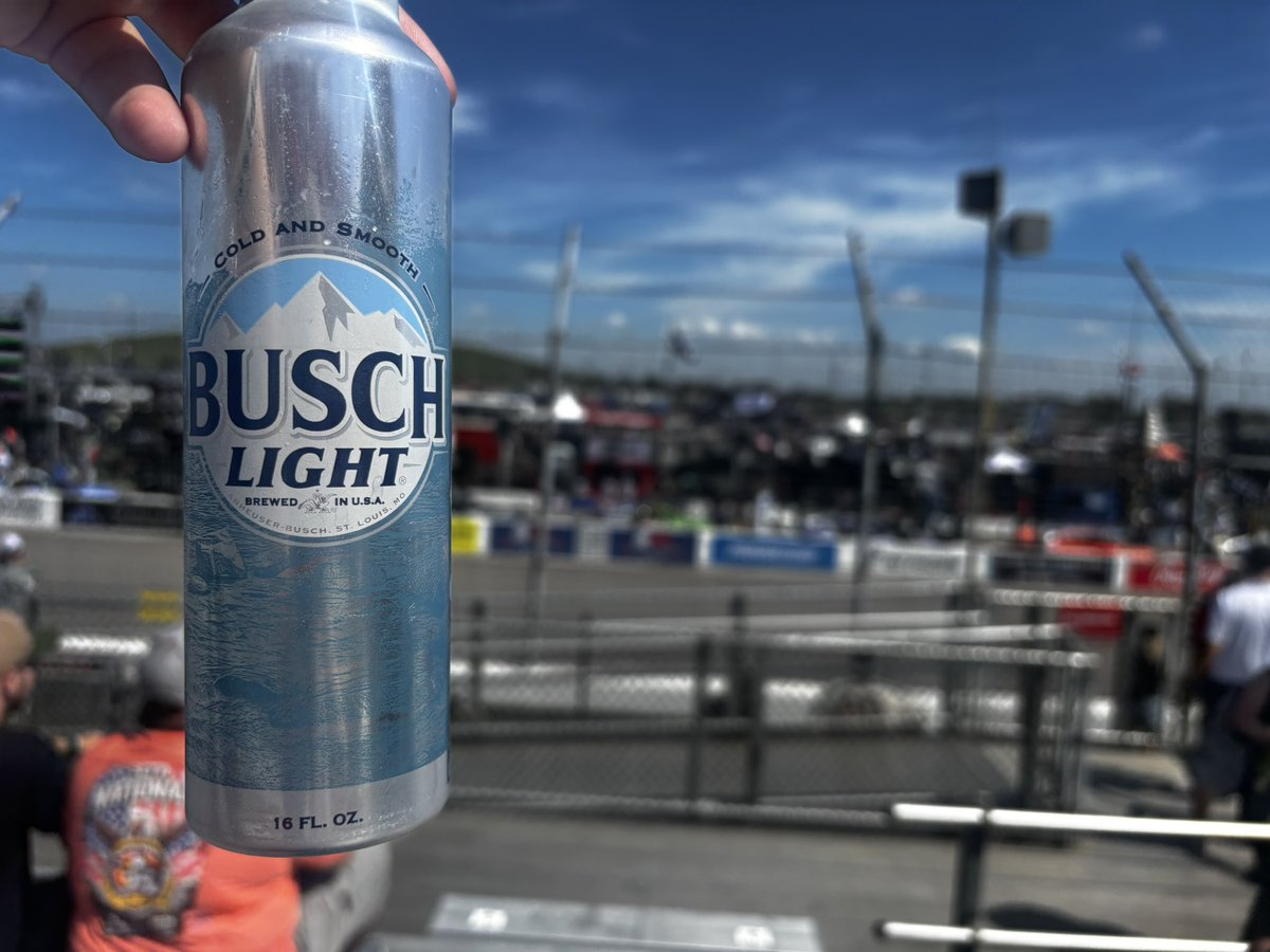 SH00TMEDOWN's tweet photo. yesterday was my birthday and i went to the illinois 300 andi had so much fun:)) https://t.co/ITPsFHgwxt
