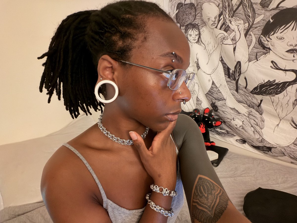 arkang3lara's tweet photo. I made my necklace + braclets 🩶 https://t.co/1DtghadMIB