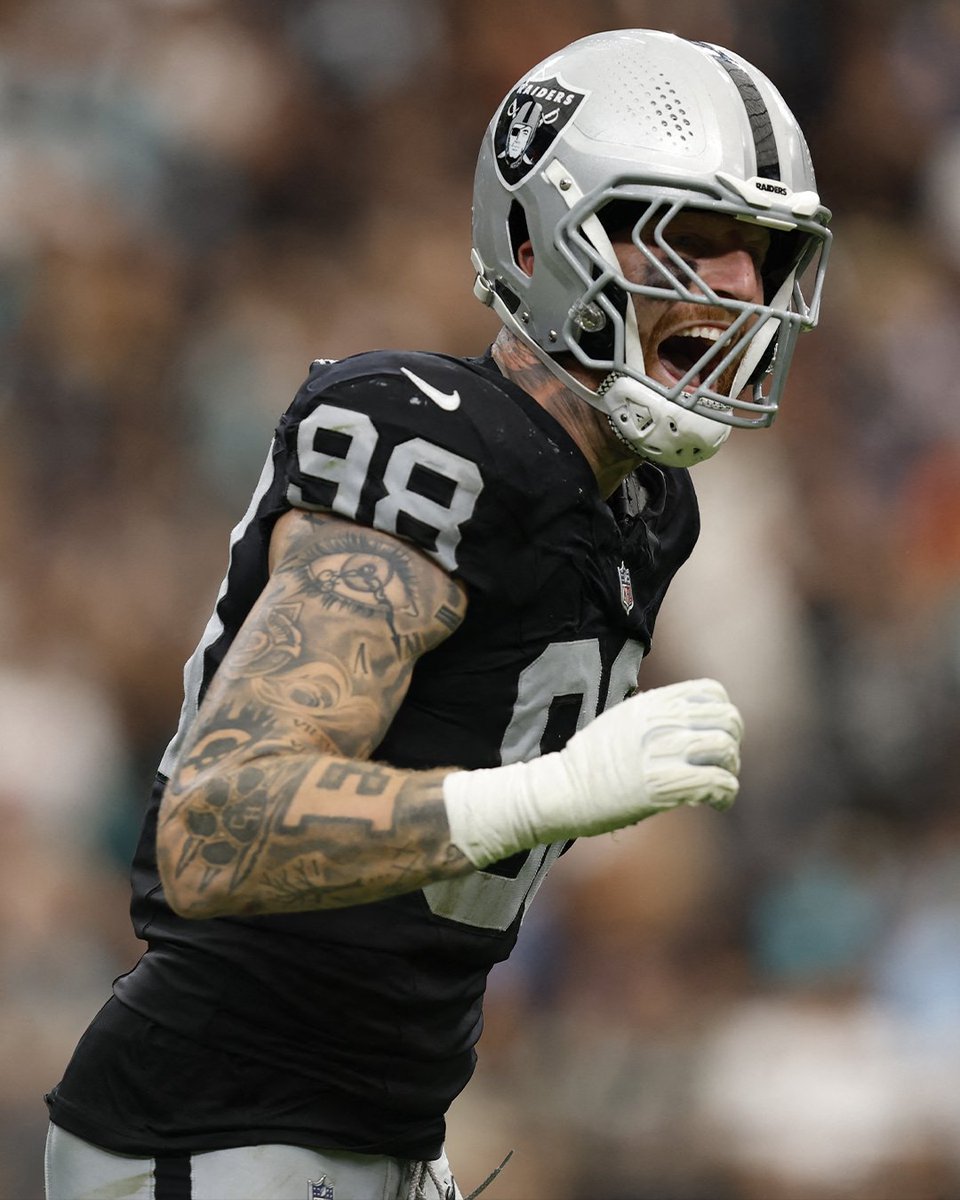 Underdog's tweet photo. Maxx Crosby among all edge rushers in Week 1:

8 pressures (T-3rd)
5 hurries (T-2nd)
2 sacks (T-2nd)
90.5 PFF Grade (2nd)

He failed the Ravens physical 6 months ago https://t.co/q6Rwlyf7sY